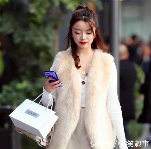  感觉|街拍：紧致身材的小姐姐，走路自带气质，让人心动的感觉