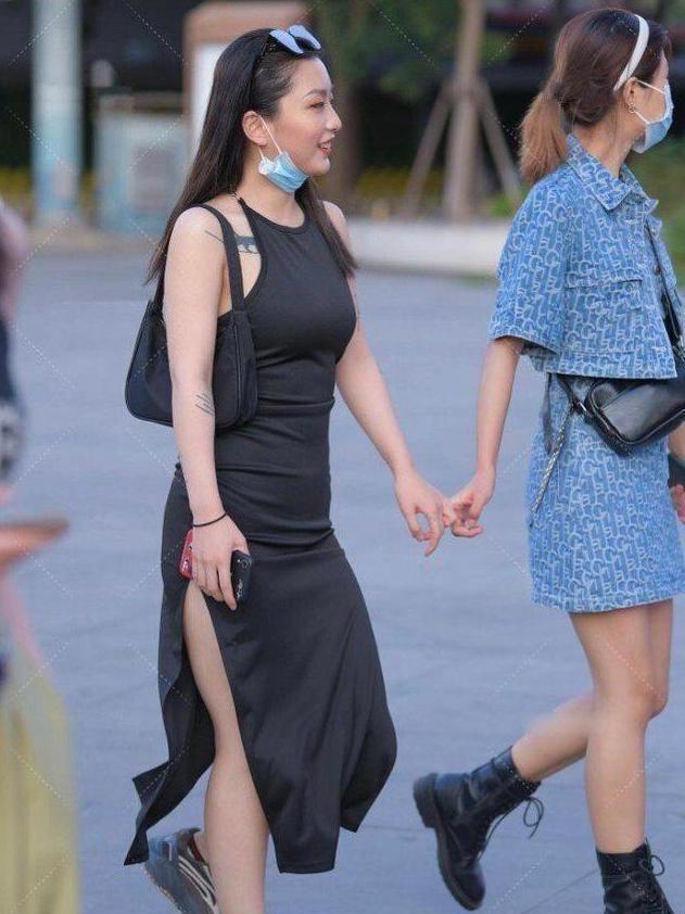 背部 吊带开叉纯黑色连衣裙搭配运动鞋，时尚有品位，尽显大长腿