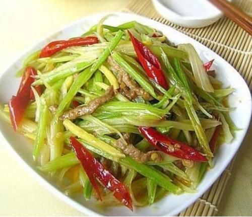 美食优选：芹菜炒鱿鱼，芹菜炒牛肉丝，葱花鸡蛋饼，蒜泥五花肉的做法