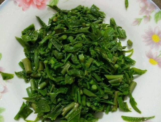 用野菜煎鸡蛋时，多加一点它，不破不碎不粘锅，鲜香味美