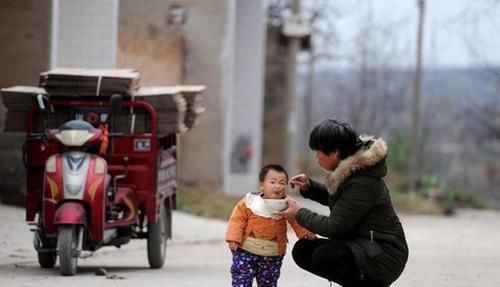 喂养|这些喂饭方式如“慢性毒药”,逐渐摧毁娃的脾胃,家长手下留情