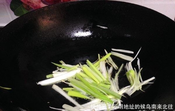 这菜切记不能隔夜吃,放进冰箱也不行,家有老人要注意!