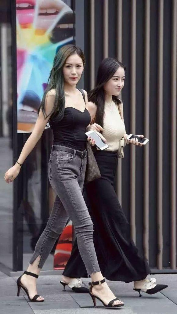 街拍：碰到两个小姐姐逛街！一个清纯一个性感，你喜欢哪一个！