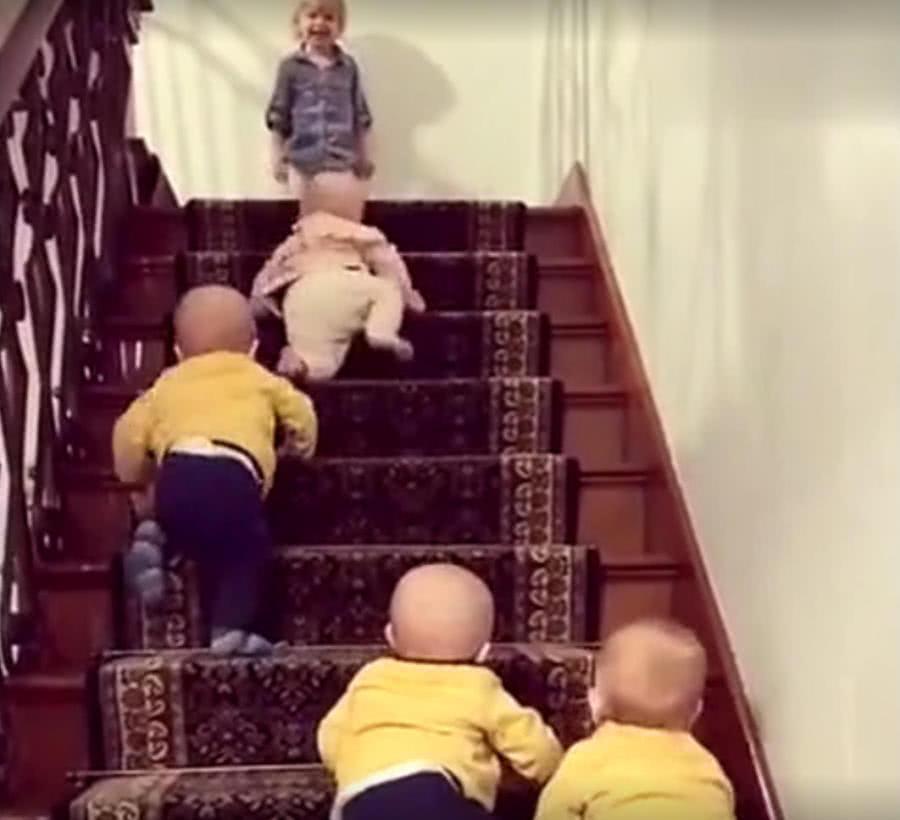 穿着白色|姐姐带四胞胎上楼梯,画面太有喜感了,妈妈看见了哭笑不得