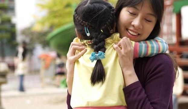 孩子发脾气爱摔东西，讲道理没效果？建议父母试试这3个办法