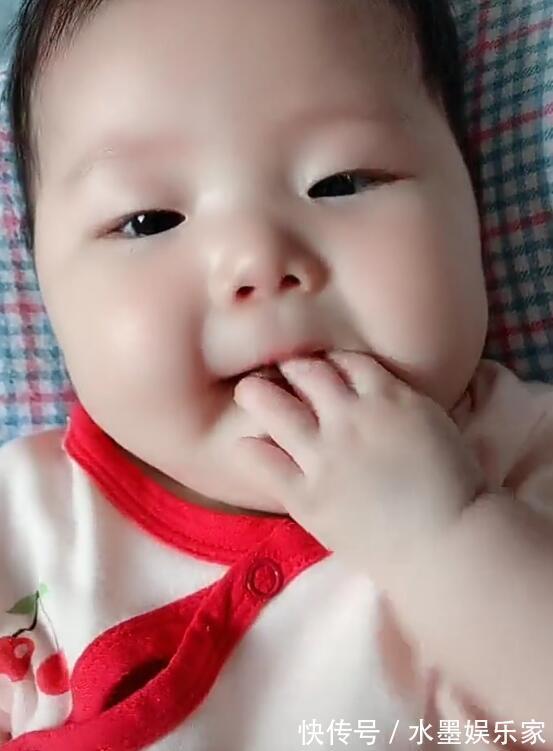 微笑|宝宝哭是天生的笑是智商高表现宝宝三个时间笑，可能更聪明