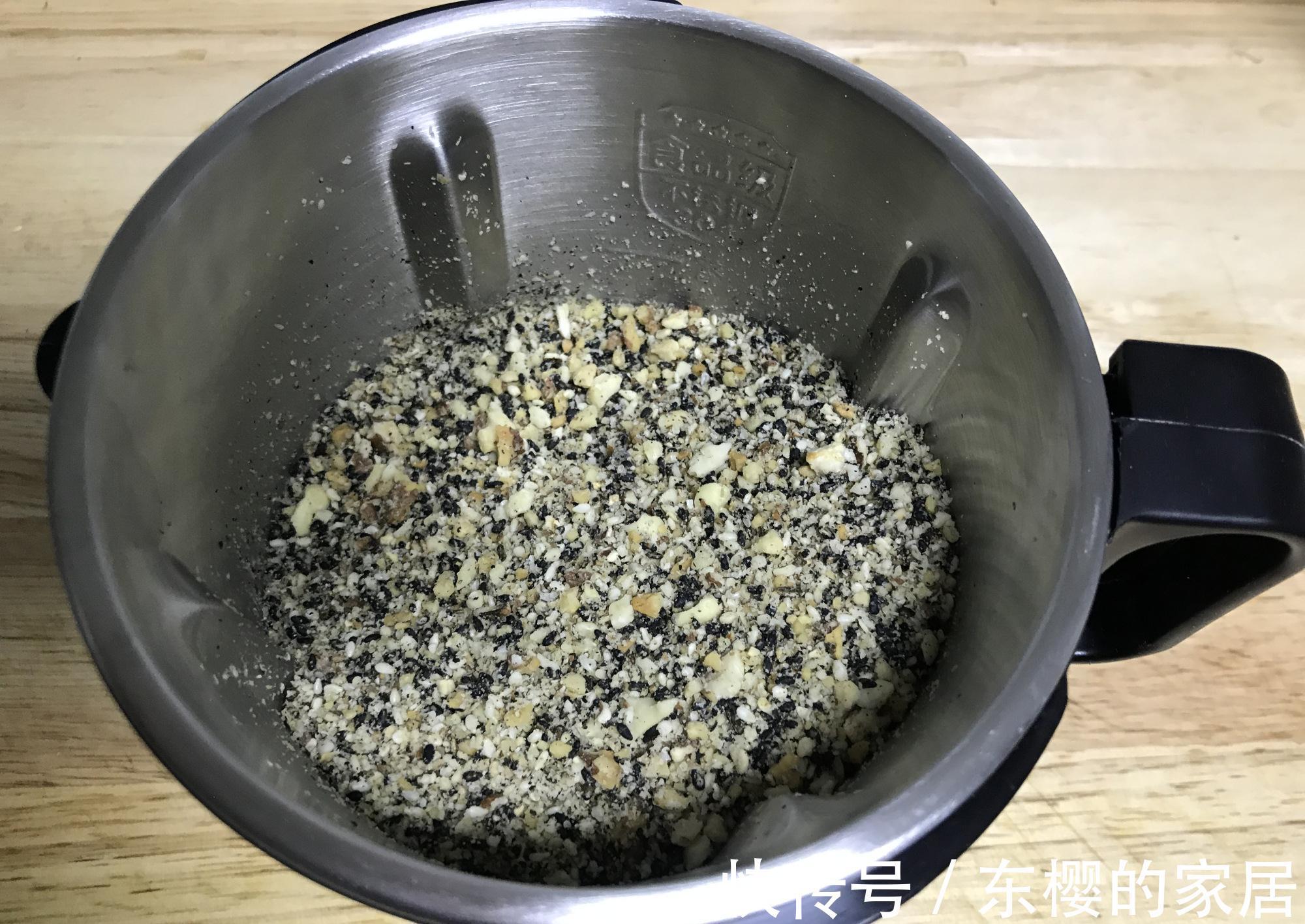 家有面粉就能做，一次多做一些，营养全面又好喝，随吃随取真省事