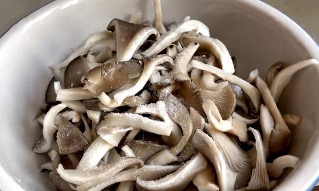 天冷,遇到这菜要多吃,不炒不煲汤,简单一做,外酥里嫩,真好吃