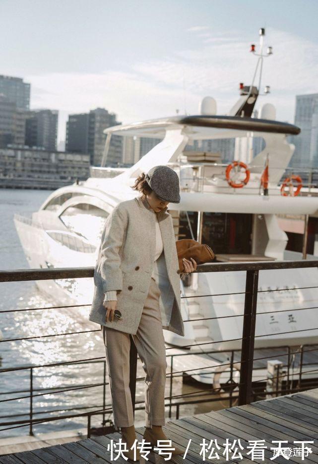 时尚|跟着时尚博主学穿搭,毛茸茸的卡其色外套配白裤,温柔简约又时尚