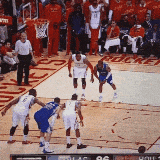 |搞笑GIF:这妹子估计是第一次出远门,准备连人带行李一块托运安检。