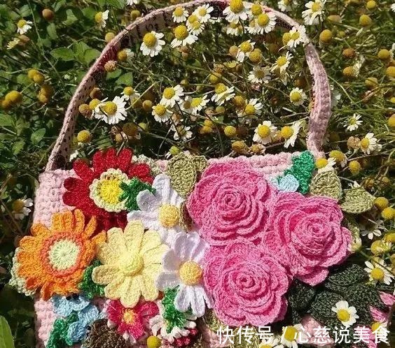 包包$55款超美的钩花包包,只要会钩不同的花,拼缝在一起,就能做出
