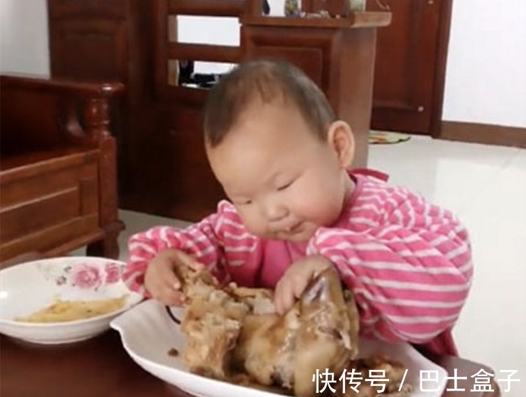宝妈|两岁宝宝饿醒之后,自己爬到客厅去,宝妈看到宝宝的举动笑出猪叫