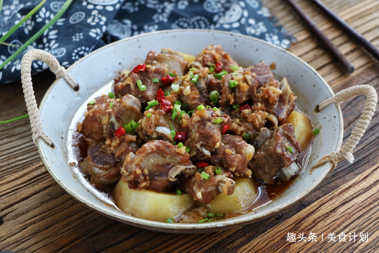 懒人吃法|天热排骨别再炖了，教你懒人吃法，不加油不加水，出锅瞬间就吃光