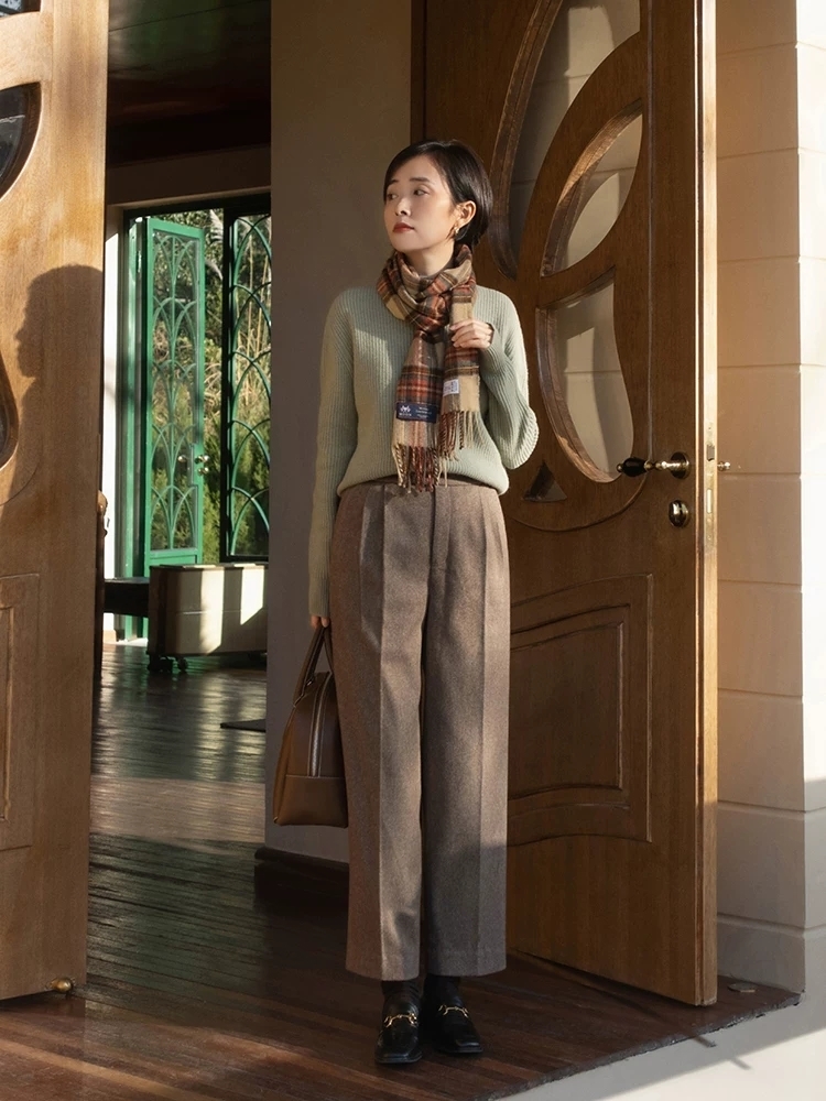 灰绿色 讲真,毛衣才是冬季穿搭的王者单品,柔软舒适又保暖,谁穿都好看