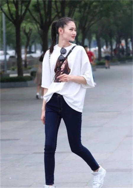 街拍:身姿挺拔美丽大方的小姐姐,一身潮流时尚的穿搭,温柔中不失大气
