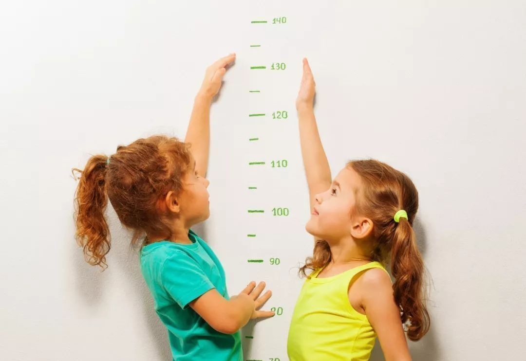 长高|女孩和男孩的身高最多长到几岁?年龄差有点大,家长可以早点了解
