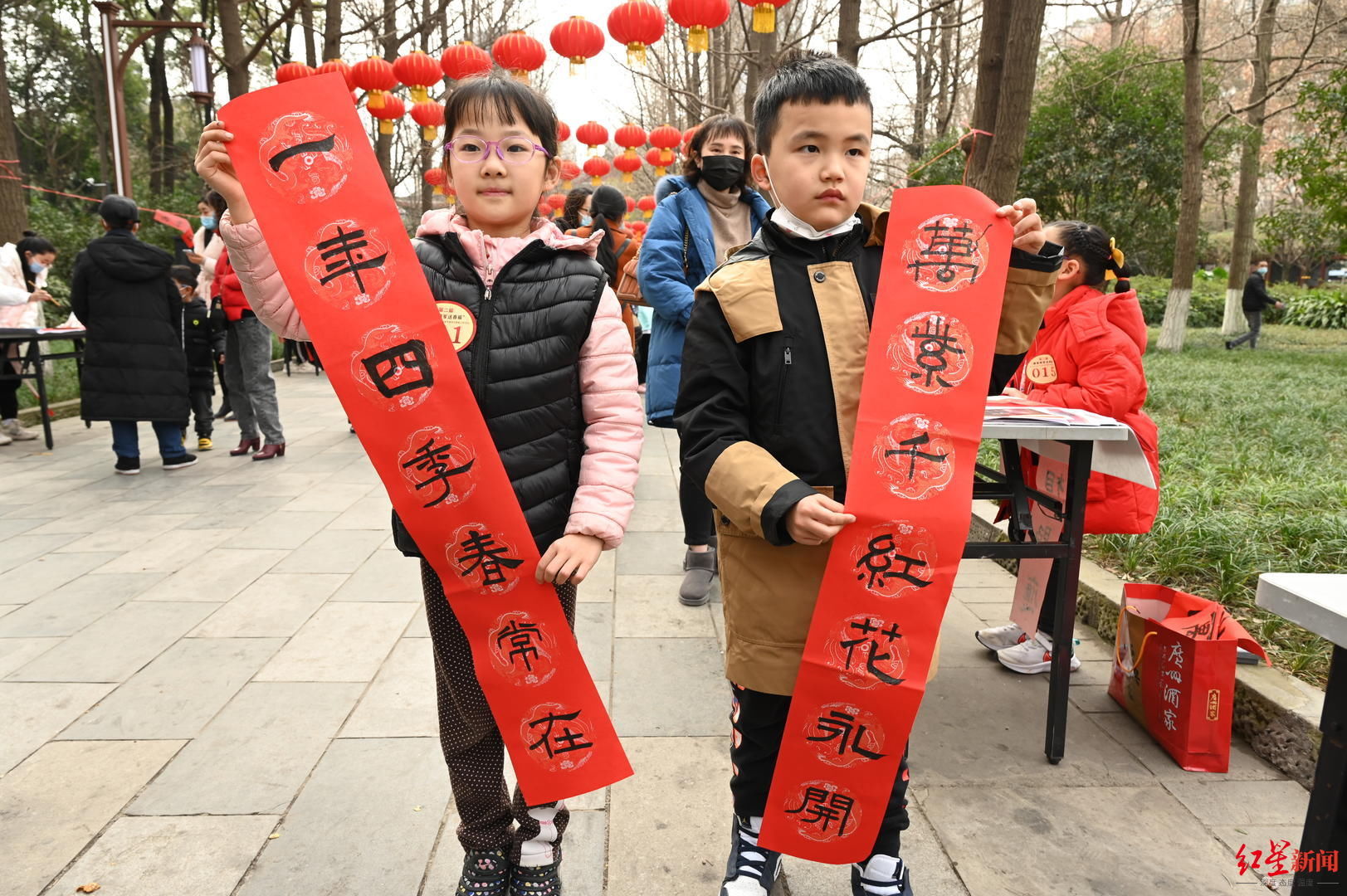 成都市书协&“虎跃新程”！上百名小小书法家人民公园挥毫泼墨，送出近600幅福字和春联