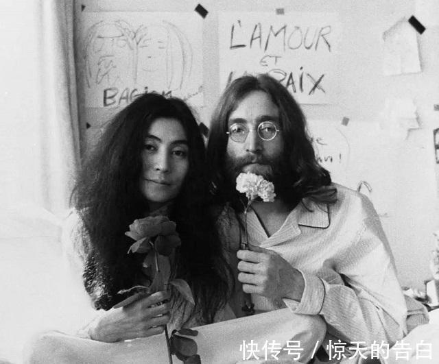 日本&日本女艺术家把剪刀交给观众,任其剪碎衣物,直到身上一丝不挂