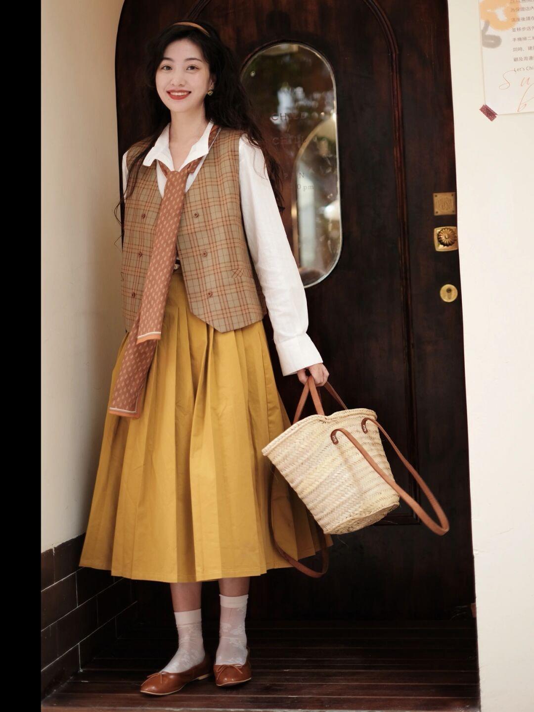 搭配 秋冬,复古风穿搭怎么搭?格子马甲+黄色半身裙,复古又时髦