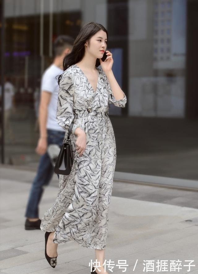 气质|街拍气质靓丽的短发美女,搭配紧身牛仔裤,带着阳光般的微笑