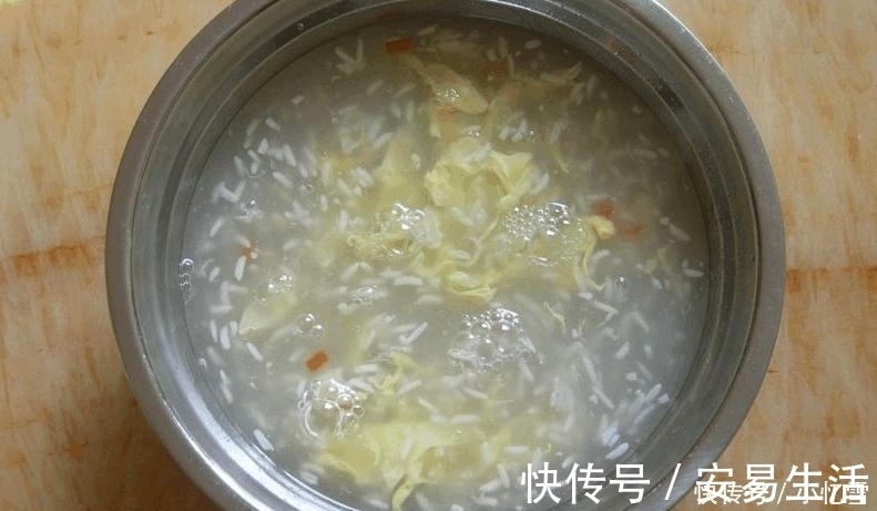 周末家庭聚餐,老妈嫌在外面吃太破费,做了11菜一汤,吃个精光