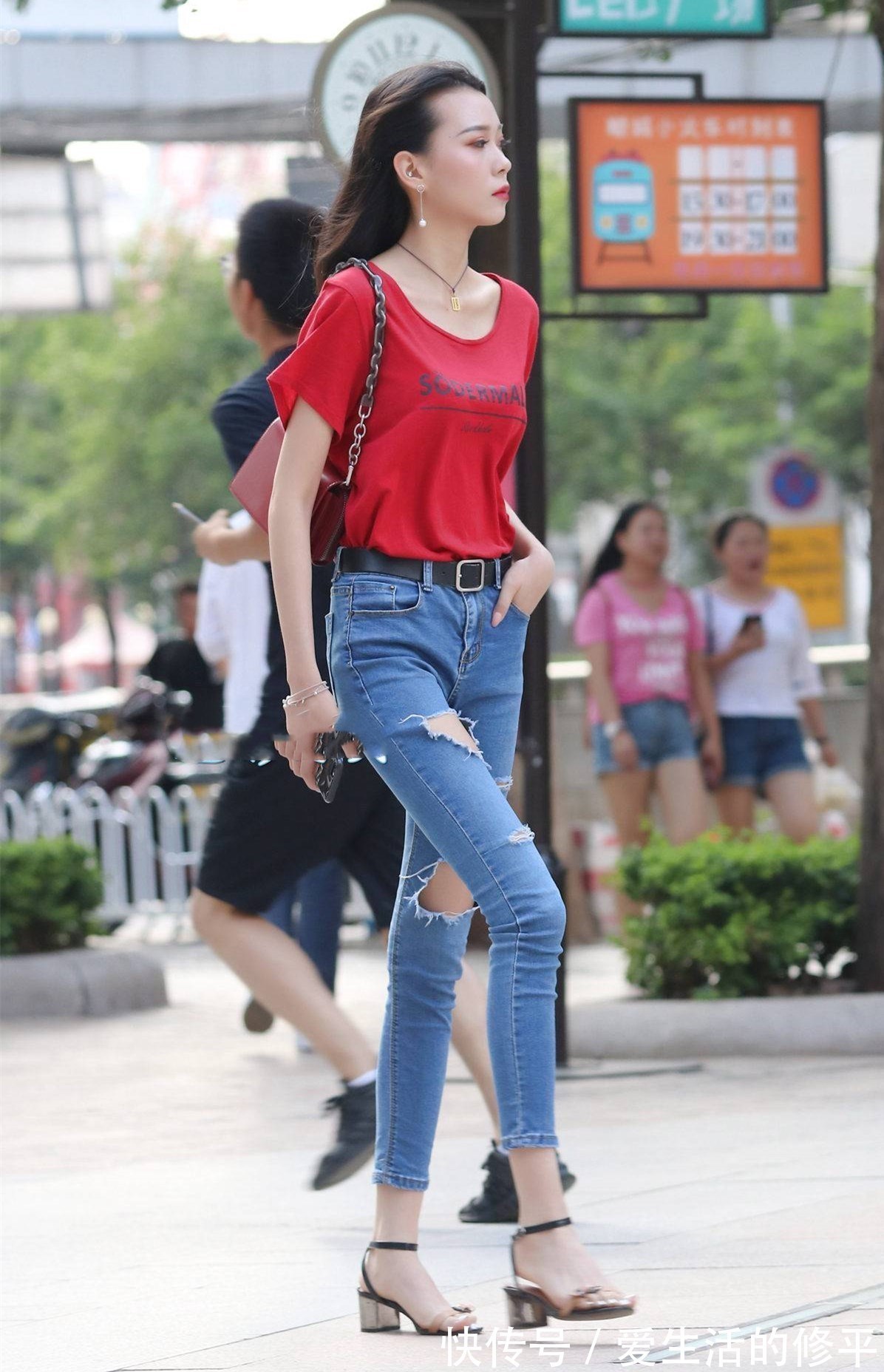 淑女 破洞牛仔裤搭配高跟凉鞋,淑女风的气息,展现满满的时尚与活力