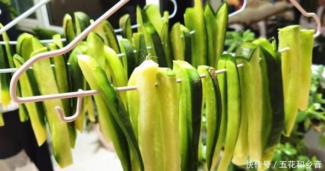 省事|冬天,遇到此菜别手软,一次买30斤,晒干腌起来,随吃随取特省事