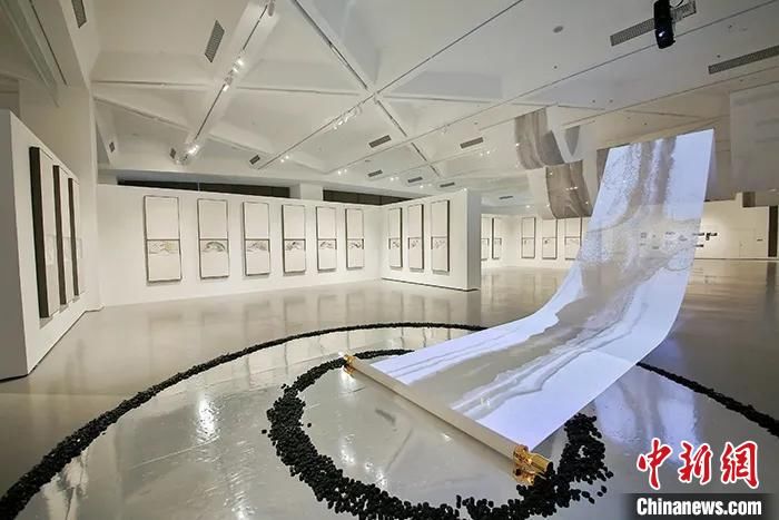 厦门#陈湘波作品展亮相厦门 大型水墨装置与观众互动