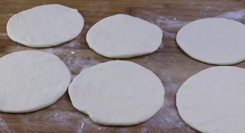 面粉|面粉不再蒸馒头了,教你1个秘制做法,出锅比吃肉还过瘾