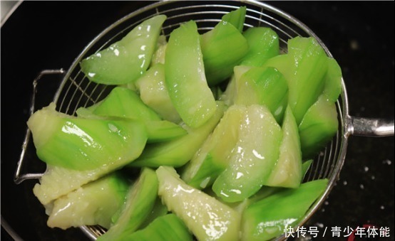 饭店|炒丝瓜有人焯水，有人直接炒，难怪不好吃，饭店大厨教你正确做法