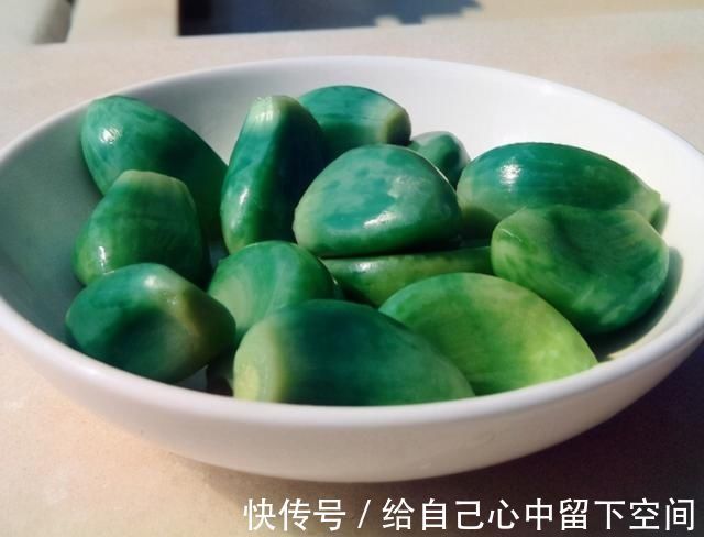保鲜膜|腌腊八蒜,别只会放醋,多加1个技巧,2天就变绿,香又脆还解腻