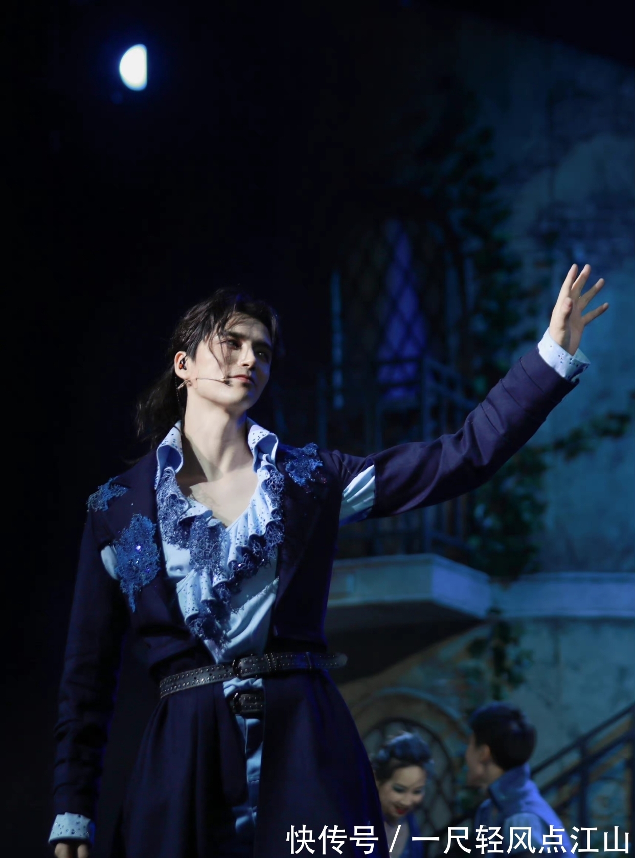 古典$他就像一幅古典的油画一样,真好看!