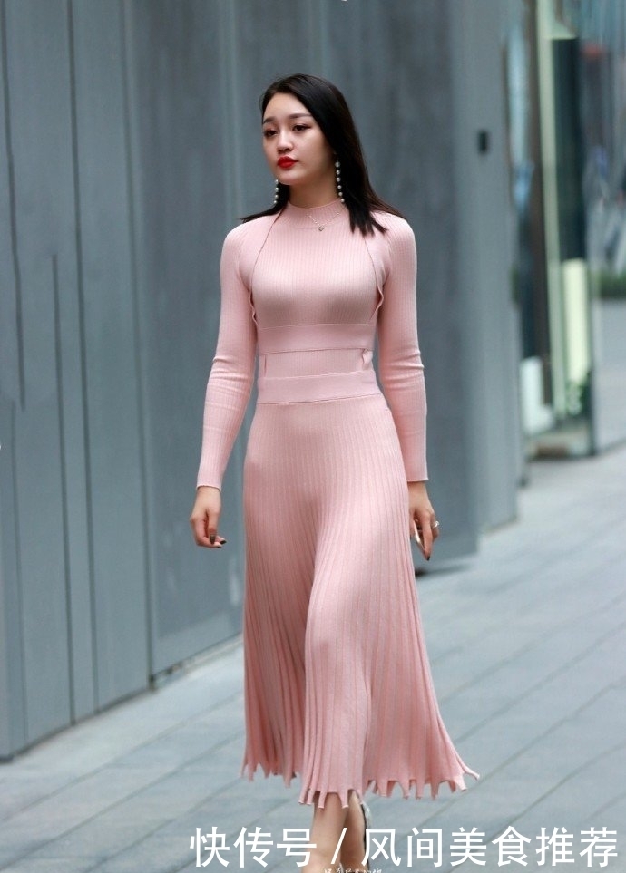 街拍:小姐姐一袭粉色连衣裙,穿出自然的美感!