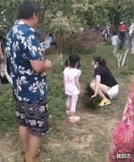 小女孩|熊孩子毁46万元作品,家长叫嚣:小孩吃屎你也吃屎?