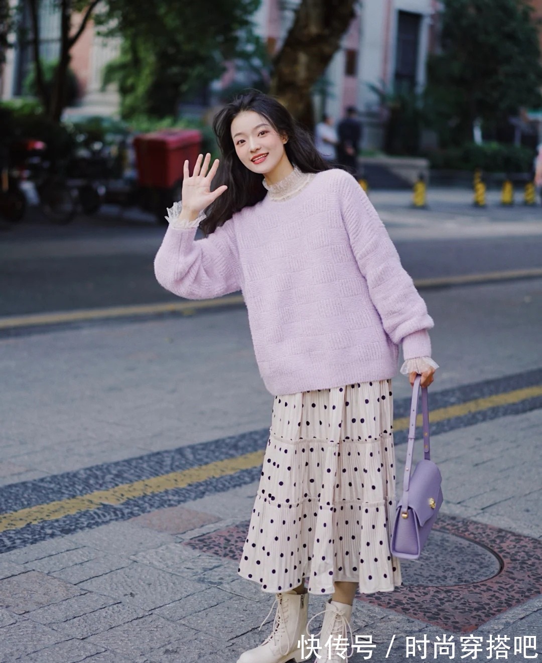 时髦 穿腻了极简风、基础款,春天换成“波点元素”时髦搭配,元气减龄