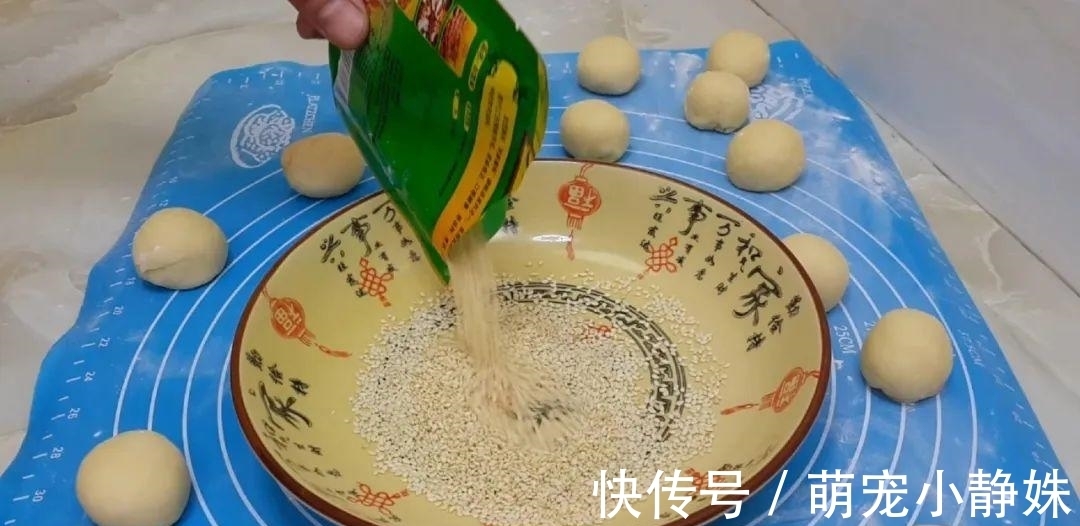 面粉又出新吃法,揉一揉锅里一扔,松软又香甜,比麻团面包都好吃