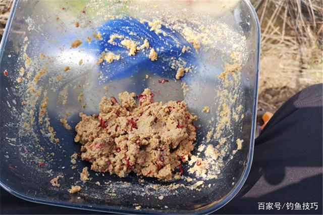 冬钓板鲫,用饵不当会没口,这三种饵料排名前三,气温再低都有口