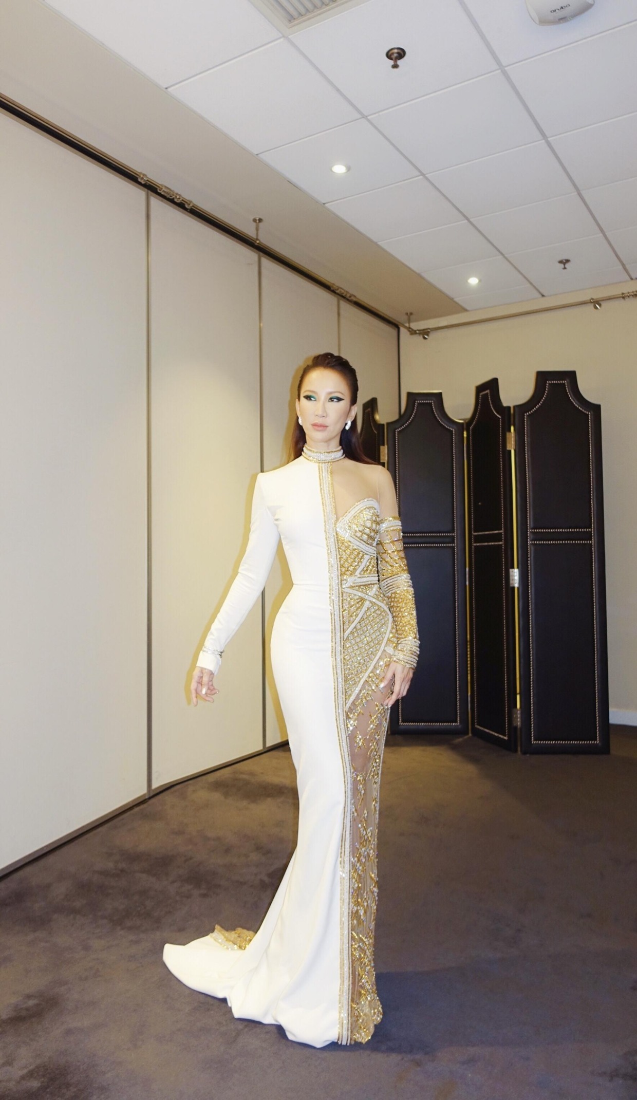 李玟COCO携手老外老公亮相，穿白色蕾丝连衣裙减龄时髦，凹凸有致