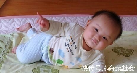 发育|抬头、翻身、独坐、行走,1岁前宝宝大运动发育规律,你娃达标吗