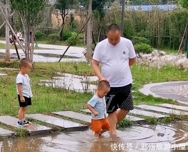 回家|爸爸带双胞胎儿子去遛弯，到了饭点还不回家，妈妈找到3人时当场无语