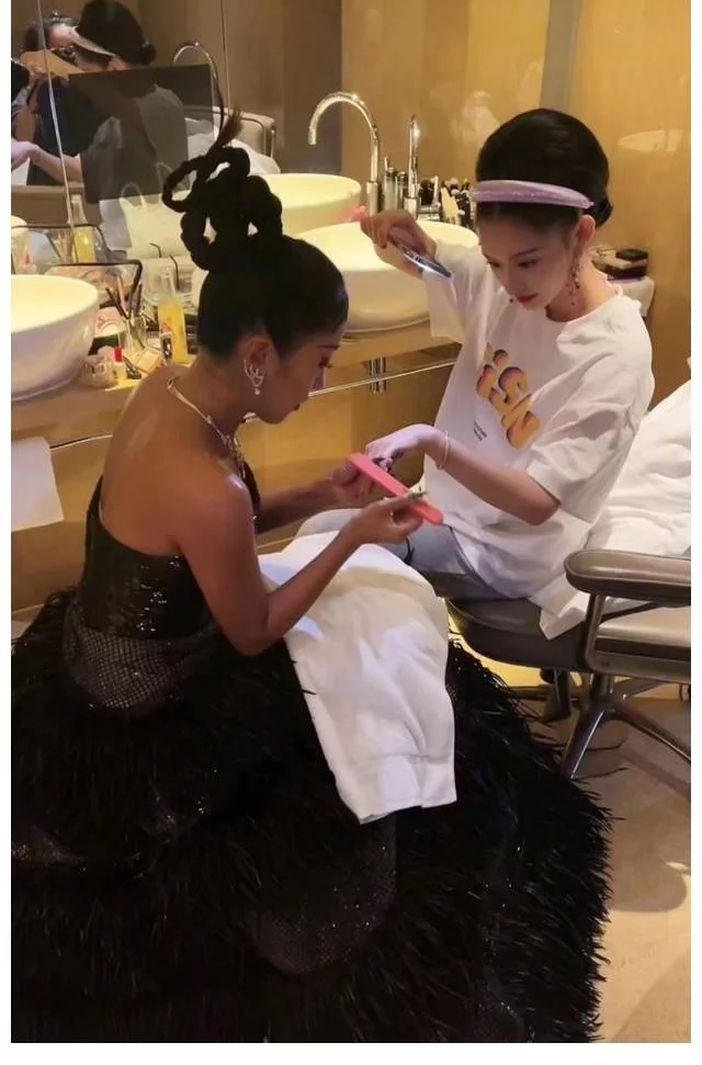 吉克隽逸帮林允做美甲,手臂暴露真实肤色,脱离美白滤镜后是真黑插图7 吉克隽逸帮林允做美甲,手臂暴露真实肤色,脱离美白滤镜后是真黑插图7
