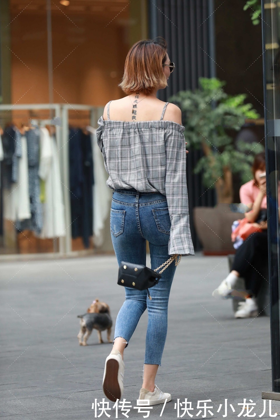 灰色格子上衣搭配牛仔裤，然后脚踩一双帆布鞋，时尚又减龄