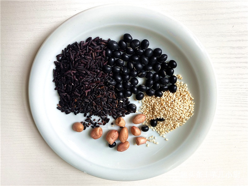 女人要漂亮多喝三黑米糊，做法简单快捷，香浓好喝，补肾乌发又养