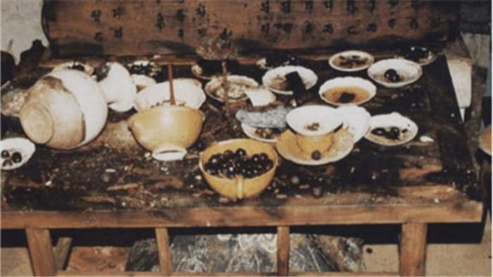 专家打开古墓看见一桌饭菜,一脸惊恐,仿佛墓主人在说就等你了