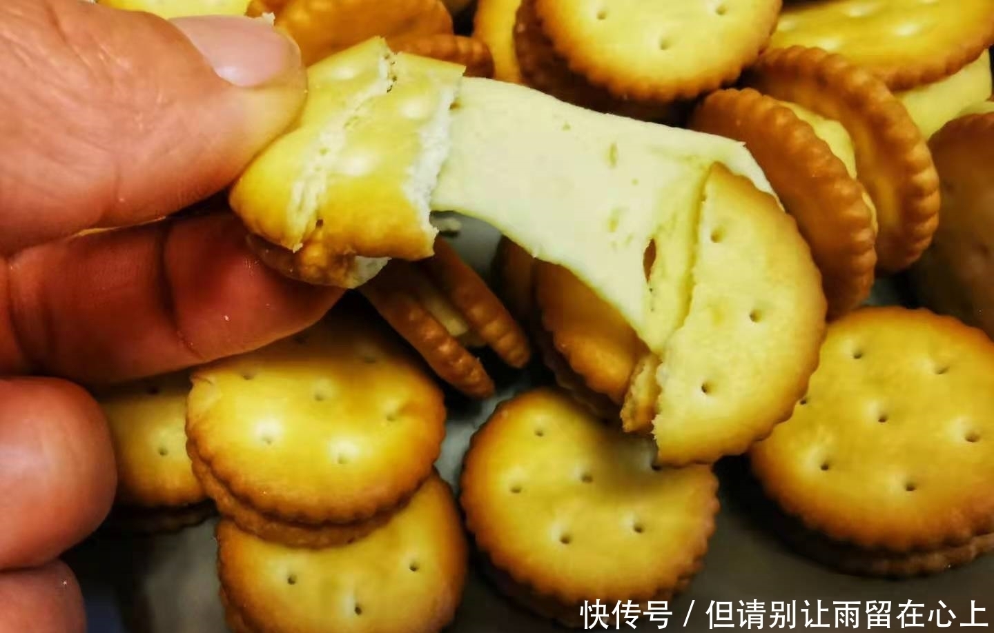 过年的小零食不要买,脆中带韧的奶香牛轧饼干,自己做简单方便