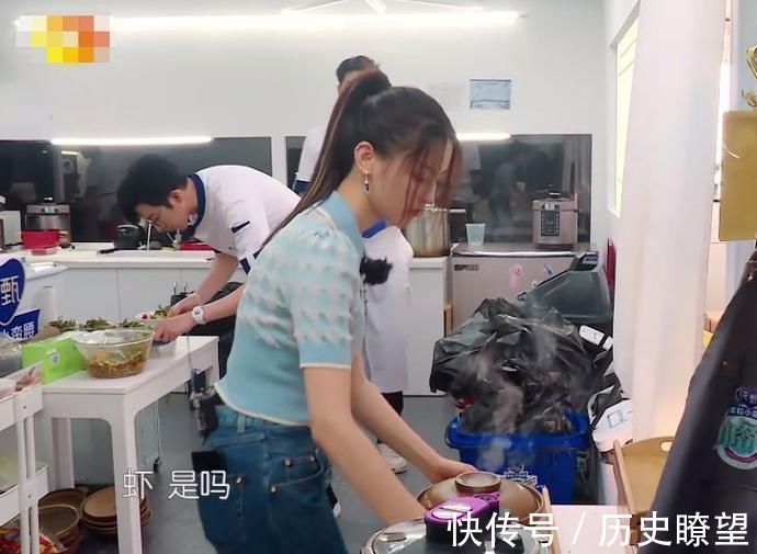 楊超越端起砂鍋準備上菜,劉宇寧發現卻立馬阻止,隨后做法太圈粉