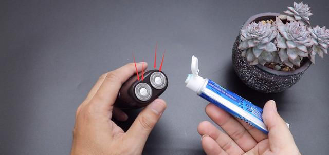 牙膏涂抹在菜刀上,作用花钱难买,可惜今天才学到,回家试一试