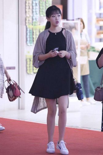 连衣裙|街拍:小姐姐一身粉红色连衣裙,大方、性感而不失可爱