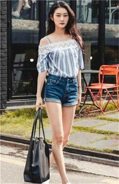 街拍:黑白花色连衣裙秀出小姐姐美好身材,小红眼镜很俏皮