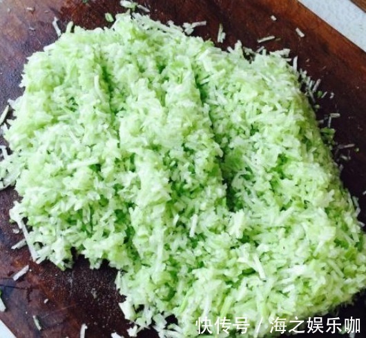 调萝卜馅,大厨教你一招,比肉包子还香,一口气吃5个不嫌多!